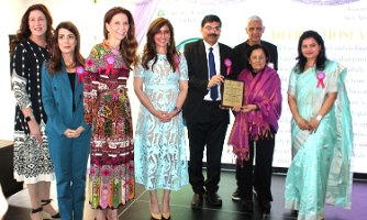 4- Neeru Khosla with plaque