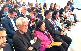 8- Vinod Khosla with CG in audiance